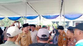 Wakil Bupati Lampung Selatan M.Syaiful Anwar tengah memantau operasi pasar murah di Lapangan Desa Merbau Mataram, Kecamatan Merbau Mataram, Selasa, 14 Oktober 2025. (Foto.Dok.Disdagprind Lamsel)