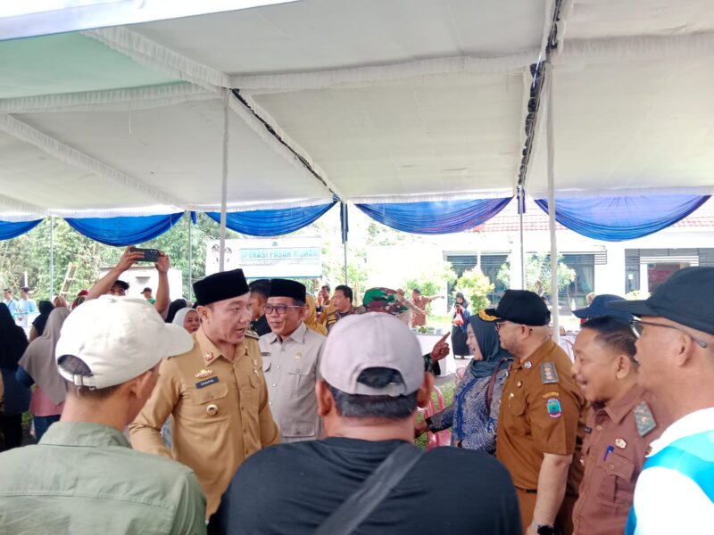 Wakil Bupati Lampung Selatan M.Syaiful Anwar tengah memantau operasi pasar murah di Lapangan Desa Merbau Mataram, Kecamatan Merbau Mataram, Selasa, 14 Oktober 2025. (Foto.Dok.Disdagprind Lamsel)
