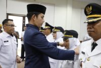 Bupati Lampung Selatan Radityo Egi Pratama tengah memasang pangkat jabatan camat Ketapang, dalam prosesi pelantikan pejabat di Lingkup Pemkab Lamsel, Rabu, 15 Oktober 2025. (Foto.Dokpim Lamsel)