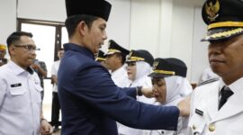 Bupati Lampung Selatan Radityo Egi Pratama tengah memasang pangkat jabatan camat Ketapang, dalam prosesi pelantikan pejabat di Lingkup Pemkab Lamsel, Rabu, 15 Oktober 2025. (Foto.Dokpim Lamsel)