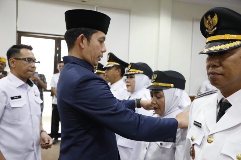 Bupati Lampung Selatan Radityo Egi Pratama tengah memasang pangkat jabatan camat Ketapang, dalam prosesi pelantikan pejabat di Lingkup Pemkab Lamsel, Rabu, 15 Oktober 2025. (Foto.Dokpim Lamsel)