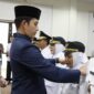 Bupati Lampung Selatan Radityo Egi Pratama tengah memasang pangkat jabatan camat Ketapang, dalam prosesi pelantikan pejabat di Lingkup Pemkab Lamsel, Rabu, 15 Oktober 2025. (Foto.Dokpim Lamsel)