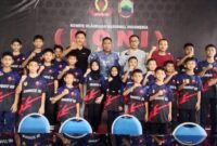 Poto: Kadispora Lamsel, Ketua KONI, Pelatih dan Para Atelt ( Liem Serambi Lampun).