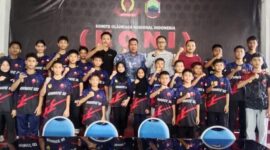 Poto: Kadispora Lamsel, Ketua KONI, Pelatih dan Para Atelt ( Liem Serambi Lampun).