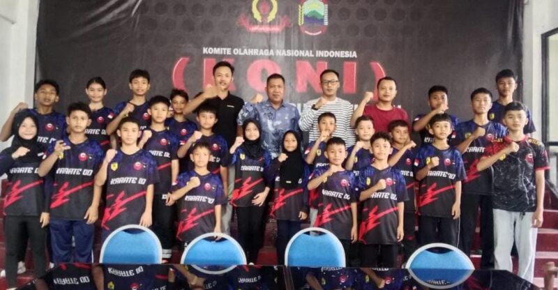 Poto: Kadispora Lamsel, Ketua KONI, Pelatih dan Para Atelt ( Liem Serambi Lampun).