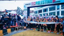 Wulan Sari, melepas ratusan peserta Charity Run For Palestina (Dok Diskominfo Provinsi Lampung).