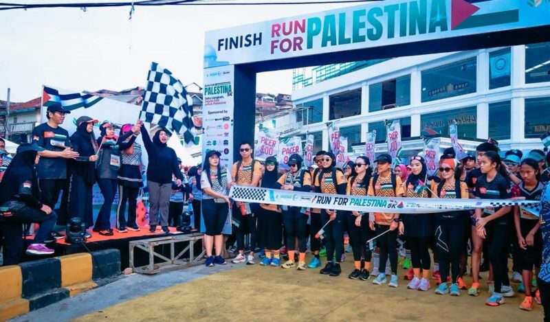 Wulan Sari, melepas ratusan peserta Charity Run For Palestina (Dok Diskominfo Provinsi Lampung).