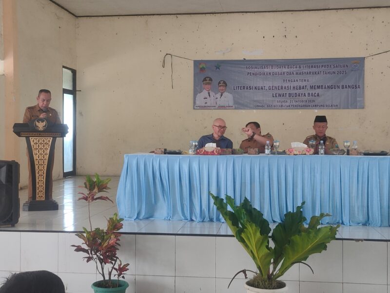 Dinas Perpustakaan dan Kearsipan Lampung Selatan tengah memberikan sosialisasi budaya membaca dan listerasi, Selasa, 21 Oktober 2025, di Aula Kecamatan Penengahan. (Foto.Ist)