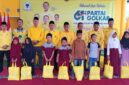 Pengurus Partai Golkar Lampung Selatan foto bersama warga yang diberikan santunan dalam peringatan Hut Partai Golkar Ke-61. (Foto.Ist)