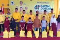 Pengurus Partai Golkar Lampung Selatan foto bersama warga yang diberikan santunan dalam peringatan Hut Partai Golkar Ke-61. (Foto.Ist)