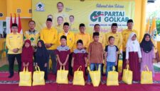 Pengurus Partai Golkar Lampung Selatan foto bersama warga yang diberikan santunan dalam peringatan Hut Partai Golkar Ke-61. (Foto.Ist)