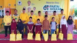 Pengurus Partai Golkar Lampung Selatan foto bersama warga yang diberikan santunan dalam peringatan Hut Partai Golkar Ke-61. (Foto.Ist)