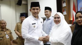Bupati Lampung Selatan Radityo Egi Pratama tengah bersalaman dengan calon jamaah yang akan melaksanakan Bimtek Manasik Umrah. (Foto.Dokpim Lamsel)