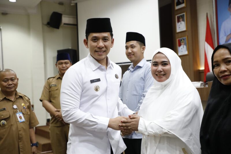Bupati Lampung Selatan Radityo Egi Pratama tengah bersalaman dengan calon jamaah yang akan melaksanakan Bimtek Manasik Umrah. (Foto.Dokpim Lamsel)