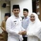 Bupati Lampung Selatan Radityo Egi Pratama tengah bersalaman dengan calon jamaah yang akan melaksanakan Bimtek Manasik Umrah. (Foto.Dokpim Lamsel)
