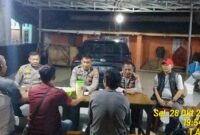 Poto: Kapolsek Kalianda IPTU Sulyadi dan Jajaran saat menyambangi rumah Kepala Lingkungan 03 Way Urang (dok Polsek Kalianda).