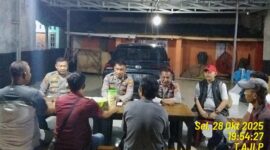 Poto: Kapolsek Kalianda IPTU Sulyadi dan Jajaran saat menyambangi rumah Kepala Lingkungan 03 Way Urang (dok Polsek Kalianda).