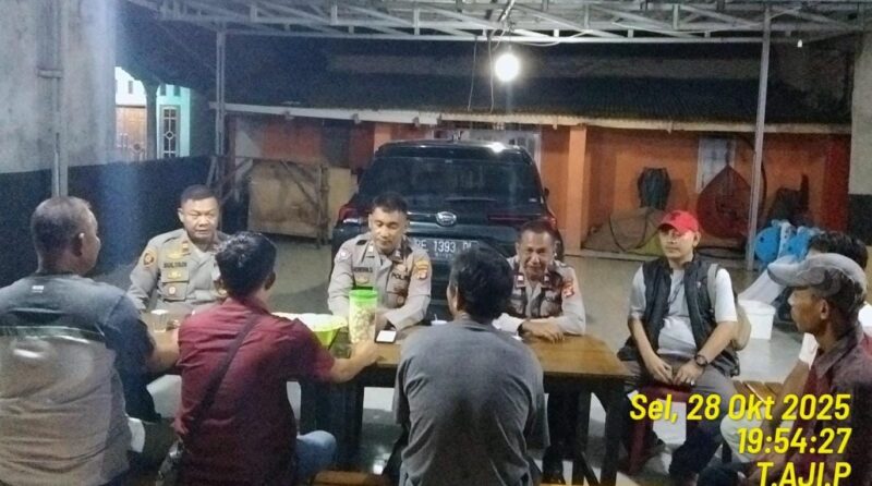 Poto: Kapolsek Kalianda IPTU Sulyadi dan Jajaran saat menyambangi rumah Kepala Lingkungan 03 Way Urang (dok Polsek Kalianda).