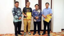 Sekdakab Lampung Selatan Supriyanto foto bersama Devi Arminanto dan Hadi Wijaya. (Foto.Ist)