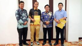 Sekdakab Lampung Selatan Supriyanto foto bersama Devi Arminanto dan Hadi Wijaya. (Foto.Ist)