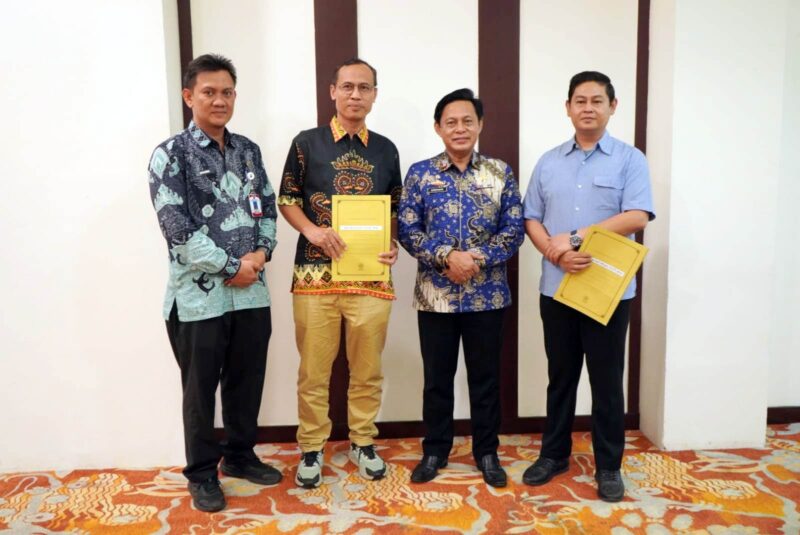 Sekdakab Lampung Selatan Supriyanto foto bersama Devi Arminanto dan Hadi Wijaya. (Foto.Ist)