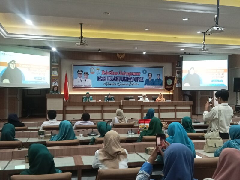 Ketua TP PKK Lampung Selatan Zita Anjani buka pelatihan digital marketing, Rabu, 8 Oktober 2025. (Foto.Juwantoro)
