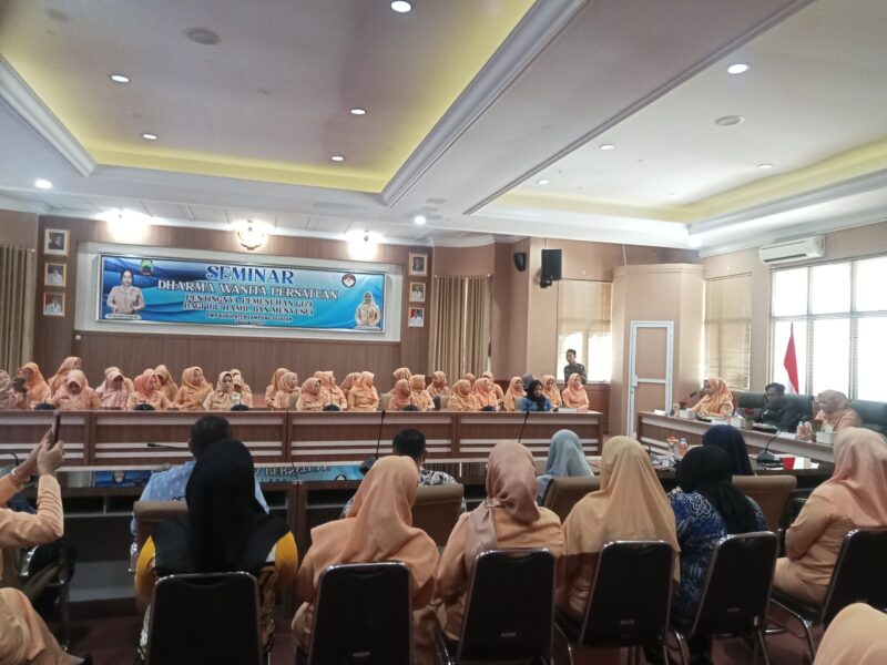 Sekdakab Lamsel buka seminar yang digelar DWP Lamsel. (Foto.Juwantoro)