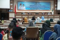 Plt Kepala Dinas Pendidikan Lampung Selatan M.Darmawan tengah memberikan sambutan dalam kegiatan Bimtek Bahasa Daerah Lampung, Kamis, 17 Oktober 2025. (Foto.Juwantoro)