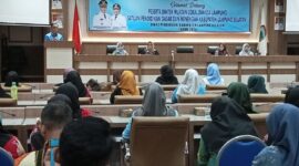 Plt Kepala Dinas Pendidikan Lampung Selatan M.Darmawan tengah memberikan sambutan dalam kegiatan Bimtek Bahasa Daerah Lampung, Kamis, 17 Oktober 2025. (Foto.Juwantoro)