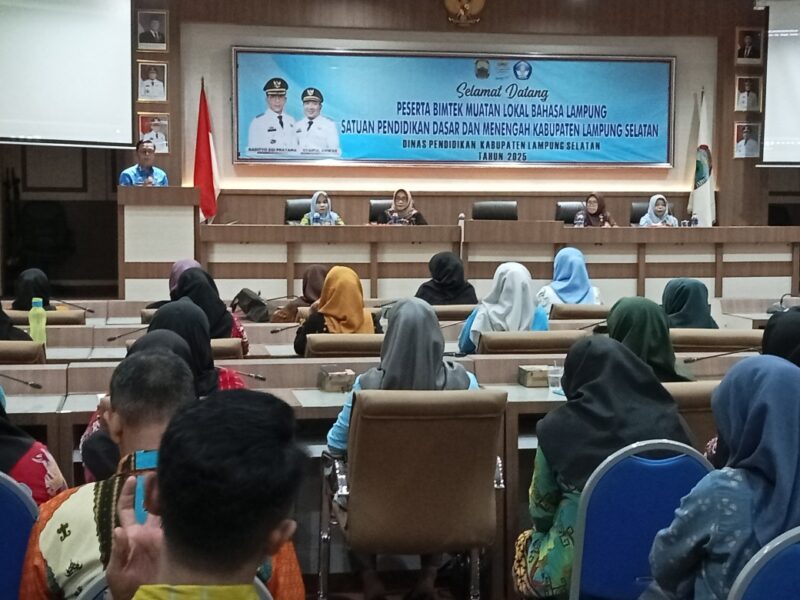 Plt Kepala Dinas Pendidikan Lampung Selatan M.Darmawan tengah memberikan sambutan dalam kegiatan Bimtek Bahasa Daerah Lampung, Kamis, 17 Oktober 2025. (Foto.Juwantoro)