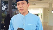 Bupati Lampung Selatan Radityo Egi Pratama saat diwawancarai di depan Kantornya, Rabu, 22 Oktober 2025. (Foto.Juwantoro)