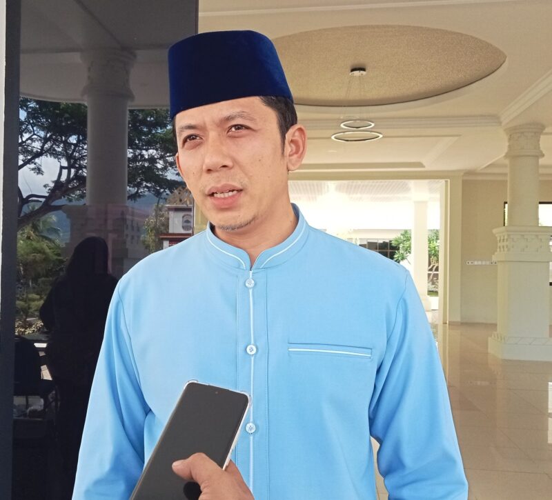 Bupati Lampung Selatan Radityo Egi Pratama saat diwawancarai di depan Kantornya, Rabu, 22 Oktober 2025. (Foto.Juwantoro)