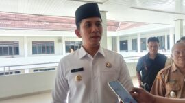 Bupati Lampung Selatan Radityo Egi Pratama tengah diwawancarai terkait empat pejabat yang tidak ikuti uji kompetensi. (Foto.Juwantoro)