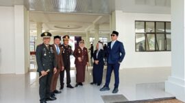 Bupati Lampung Selatan Radityo Egi Pratama didampingi Wakil Bupati Lamsel M.Syaiful Anwar serta Forkopimda Lamsel tengah melihat taman di tengah kantor Bupati setempat, usai upacara Hari Kesaktian Pancasila. (Foto.Juwantoro)