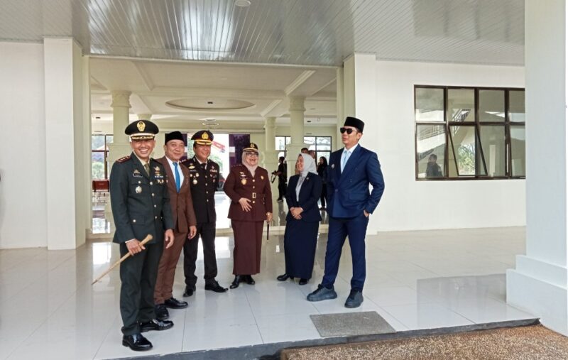 Bupati Lampung Selatan Radityo Egi Pratama didampingi Wakil Bupati Lamsel M.Syaiful Anwar serta Forkopimda Lamsel tengah melihat taman di tengah kantor Bupati setempat, usai upacara Hari Kesaktian Pancasila. (Foto.Juwantoro)