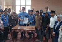 Usai penandatangan surat permohonan, Bupati Lampung Selatan Radityo Egi Pratama bersama Ketua BPKH Lampung Novie, tunjukan permohonan pelepasan kawasan hutan, Rabu, 1 Oktober 2025. (Foto.Juwantoro)
