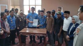 Usai penandatangan surat permohonan, Bupati Lampung Selatan Radityo Egi Pratama bersama Ketua BPKH Lampung Novie, tunjukan permohonan pelepasan kawasan hutan, Rabu, 1 Oktober 2025. (Foto.Juwantoro)