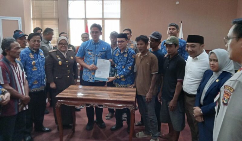 Usai penandatangan surat permohonan, Bupati Lampung Selatan Radityo Egi Pratama bersama Ketua BPKH Lampung Novie, tunjukan permohonan pelepasan kawasan hutan, Rabu, 1 Oktober 2025. (Foto.Juwantoro)