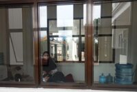 Ruang salat masih transfaran, tampak wanita tengah menunaikan salat di Ruang Laktasi tanpa menutup. Sehingga, terlihat secara jelas luar ruangan. (Foto.Juwantoro)