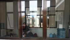Ruang salat masih transfaran, tampak wanita tengah menunaikan salat di Ruang Laktasi tanpa menutup. Sehingga, terlihat secara jelas luar ruangan. (Foto.Juwantoro)
