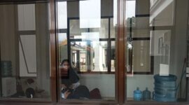 Ruang salat masih transfaran, tampak wanita tengah menunaikan salat di Ruang Laktasi tanpa menutup. Sehingga, terlihat secara jelas luar ruangan. (Foto.Juwantoro)