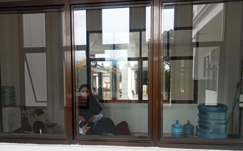 Ruang salat masih transfaran, tampak wanita tengah menunaikan salat di Ruang Laktasi tanpa menutup. Sehingga, terlihat secara jelas luar ruangan. (Foto.Juwantoro)