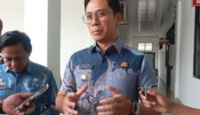 Bupati Lampung Selatan Radityo Egi Pratama tengah diwawancarai terkait tes urine yang dilakukan BNN Lamsel, Jumat, 3 Oktober 2025. (Foto.Juwantoro)