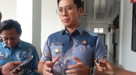 Bupati Lampung Selatan Radityo Egi Pratama tengah diwawancarai terkait tes urine yang dilakukan BNN Lamsel, Jumat, 3 Oktober 2025. (Foto.Juwantoro)