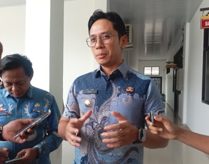 Bupati Lampung Selatan Radityo Egi Pratama tengah diwawancarai terkait tes urine yang dilakukan BNN Lamsel, Jumat, 3 Oktober 2025. (Foto.Juwantoro)