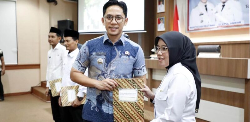 Bupati Lampung Selatan Radityo Egi Pratama serahkan SK PPPK Tenaga Sosial. (Foto.Dok.Diskominfo Lamsel)