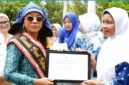 Bunda PAUD Lampung Selatan Zita Anjani menyerahkan secara simbolis insentif tenaga pendidik dalam kegiatan Gebyar Bunda PAUD Lamsel, Rabu, 22 Oktober 2025.(Foto.Diskominfo Lamsel)