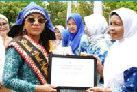 Bunda PAUD Lampung Selatan Zita Anjani menyerahkan secara simbolis insentif tenaga pendidik dalam kegiatan Gebyar Bunda PAUD Lamsel, Rabu, 22 Oktober 2025.(Foto.Diskominfo Lamsel)