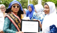 Bunda PAUD Lampung Selatan Zita Anjani menyerahkan secara simbolis insentif tenaga pendidik dalam kegiatan Gebyar Bunda PAUD Lamsel, Rabu, 22 Oktober 2025.(Foto.Diskominfo Lamsel)