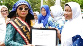 Bunda PAUD Lampung Selatan Zita Anjani menyerahkan secara simbolis insentif tenaga pendidik dalam kegiatan Gebyar Bunda PAUD Lamsel, Rabu, 22 Oktober 2025.(Foto.Diskominfo Lamsel)